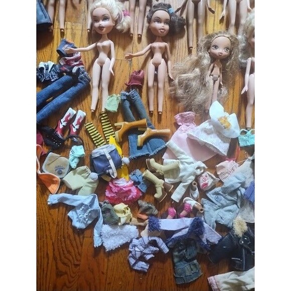 Vintage HUGE BRATZ LOT 30 Nude Dolls  Clothes Shoes - Picture 4 of 16